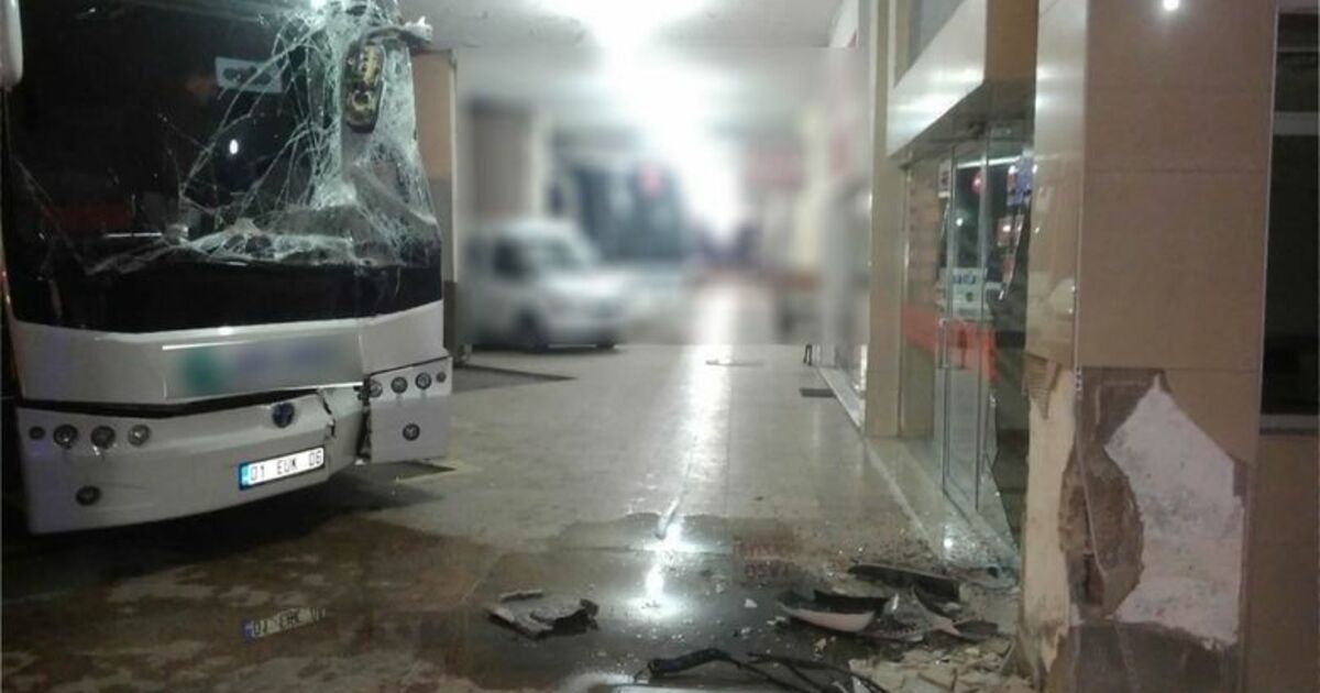 Otobüsle Yazıhaneye Girdi: 1 Yaralı
