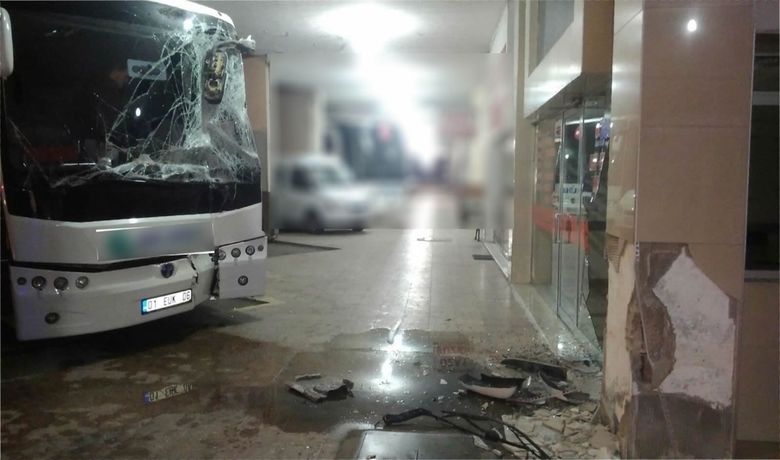 Otobüsle Yazıhaneye Girdi: 1 Yaralı - Samsun’un Bafra ilçesinde otobüsle bir yolcu firmasına ait yazıhaneye giren sürücü yaralandı.