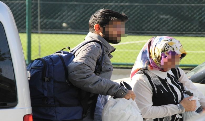 Hemşire Anne İle Öğrenci Oğluna Bylock Gözaltısı - Samsun'da hemşire anne ile üniversite öğrencisi oğlu Fetullahçı Terör Örgütü/Paralel Devlet Yapılanması (FETÖ/PDY) soruşturması kapsamında örgütün gizli haberleşme ağı olan ByLock kullandığı iddiasıyla gözaltına alındı.