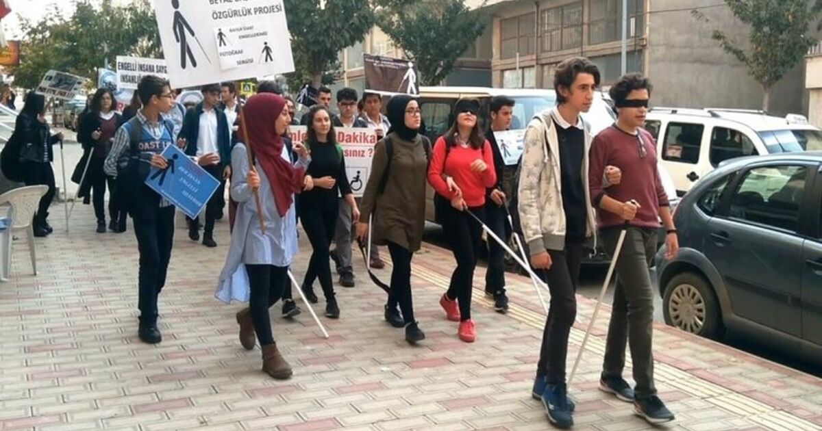 Liselilerden Beyaz Bastona Duyarlılık Yürüyüşü