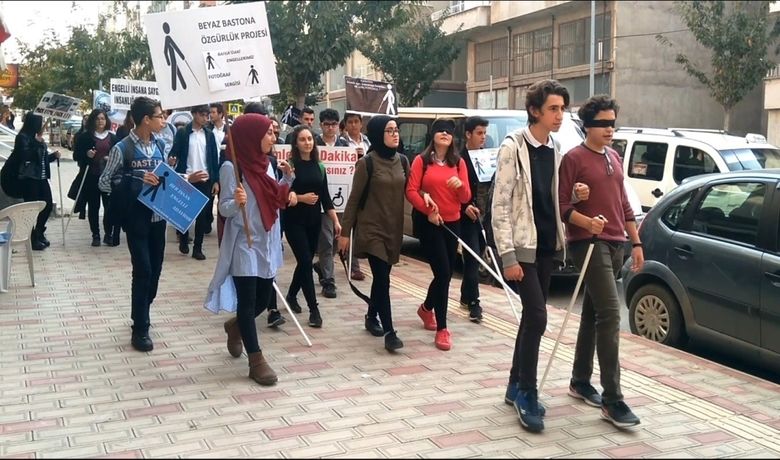 Liselilerden Beyaz Bastona Duyarlılık Yürüyüşü - Bafra Anadolu Lisesi öğrencileri “Beyaz Bastona Özgürlük Projesi” kapsamında Bafra Görme Engelliler Derneği üyeleri ile duyarlılık yürüyüşü yaparak, “Bafra’daki Engellerimiz” adlı fotoğraf sergisi açtı.