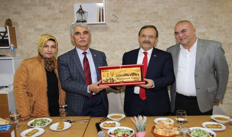 Başkan ŞahinBafra’nın Misafirperverliğini Gösterdi - Bafra Belediye Başkanı Zihni Şahin, yurt içi ve yurt dışında Bafra’ya gelen misafirlere Bafra’yı tanıtmaya ve Bafra insanının misafirperverliğini göstermeye devam ediyor.