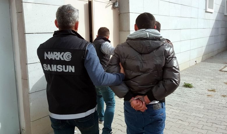 Uyuşturucu Ticaretine 5 Tutuklama - Samsun'da düzenlenen uyuşturucu operasyonunda gözaltına alınan 5 kişi, çıkarıldıkları mahkemece tutuklandılar.
