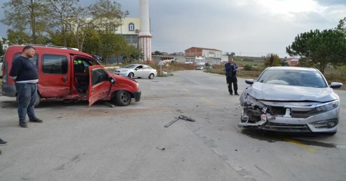 Otomobil İle Kamyonet Çarpıştı: 2 Yaralı