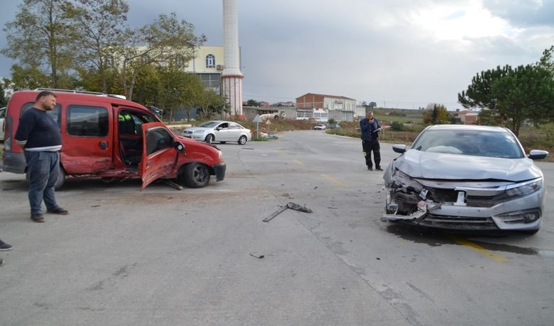 Otomobil İle Kamyonet Çarpıştı: 2 Yaralı - Samsun’un Bafra ilçesinde meydana gelen trafik kazasında 2 kişi yaralandı.