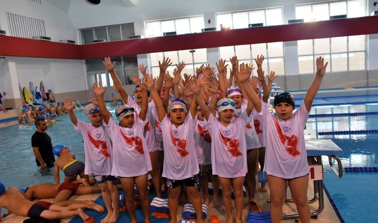 Samsun’da Bu Yıl 16 Bin Öğrenci Yüzme Öğrenecek - Samsun'da devam eden “Geleceğe Kulaç Atıyoruz Projesi”nin 2017-2018 eğitim-öğretim yılındaki hedefinin 16 bin öğrenciye yüzme öğretmek olduğu açıklandı.