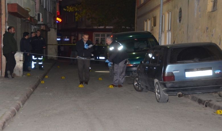 Maskeli Şahıs Dehşet Saçtı: 1 Yaralı - Samsun’un Bafra ilçesinde maskeli bir şahıs silahla dehşet saçtı. Kurşunların hedefi olan bir kişi ağır yaralandı.