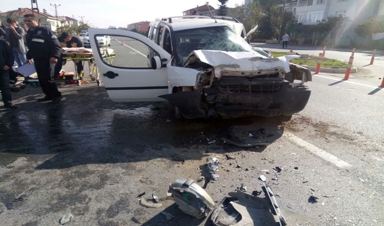 Samsun’da Kamyonet Tıra Çarptı: 6 Yaralı AmbulansHelikopter Ağır Yaralı Vatandaş İçin Yola İndi - Samsun’un Yakakent ilçesinde meydana gelen trafik kazasında 6 kişi yaralandı. Durumu ağır olan bir kişi ambulans helikopter ile hastaneye kaldırıldı.