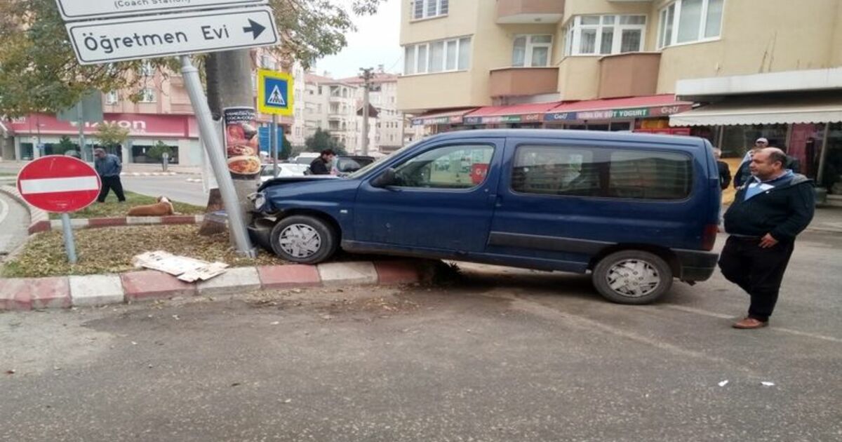 Kamyonet Elektrik Direğine Çarptı: 1 Yaralı