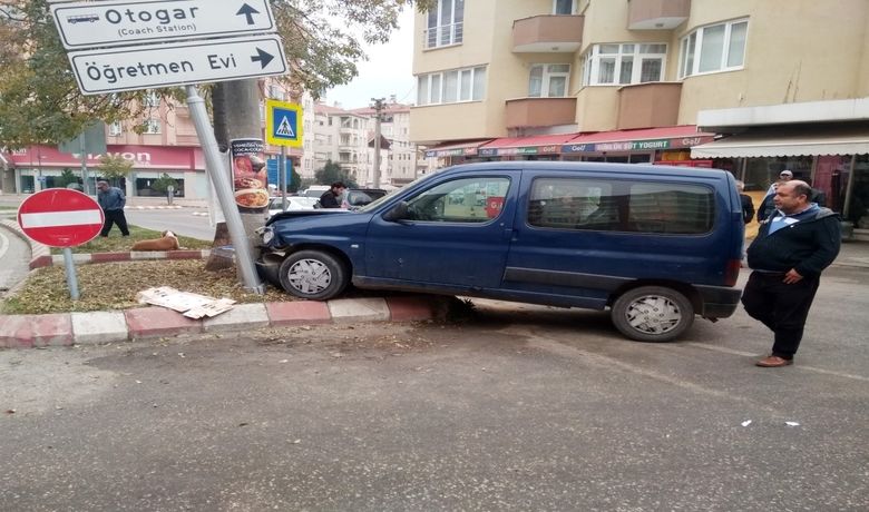 Kamyonet Elektrik Direğine Çarptı: 1 Yaralı - Samsun’un Bafra ilçesinde kamyonetin elektrik direğine çarptığı kazada 1 kişi yaralandı.