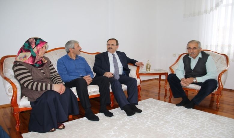 Başkan Şahin’den Vefa - Bafra Belediye Başkanı Zihni Şahin geçen günlerde hayatını kaybeden ve organları bağışlanan Abdülkadir Büyükgüler’in ailesini ziyaret etti.
