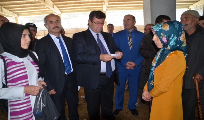 Bafra’da Genç Çiftçilere Hibe Koyun Desteği - Samsun’un Bafra ilçesinde, Genç Çiftçi Projesi kapsamında hibe desteği almaya hak kazanan 13 çiftçiye turcano cinsi 35'er koyun ve 2'şer koç dağıtıldı.