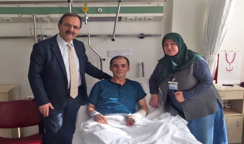 Başkan Şahin: "Yaralı Askerimizin Durumu İyi" - Bafra Belediye Başkanı Zihni Şahin, geçen hafta Hakkari'nin Şemdinli ilçesi kırsalında terör örgütü PKK ile çıkan çatışmada yaralanan asker Ömür Özsoy’u tedavi gördüğü Ankara Gülhane Eğitim Araştırma Hastanesinde ziyaret etti.