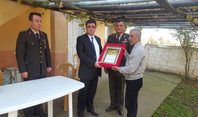 Şehidin Babasına Şehadet Belgesi Verildi - Bafra Kaymakamı Ali Fuat Türkel, Şehit Uzman Onbaşı Mehmet Karatut'un ailesini ziyaret edip, şehidin 'şehadet belgesini' verdi.