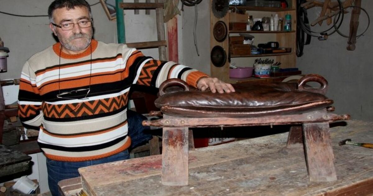 Bu Koltuğa Oturmak Cesaret İster Ağanın Kendini Taşıttığı Bir Asırlık Ağa Koltuğu Antikacı Durgun Yurduseven: "Ağanın Koltuğuna Oturmak Bizim Gibi Garibana Yakışmaz"