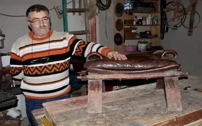Bu Koltuğa Oturmak Cesaret İster Ağanın Kendini Taşıttığı Bir Asırlık Ağa Koltuğu Antikacı Durgun Yurduseven: "Ağanın Koltuğuna Oturmak Bizim Gibi Garibana Yakışmaz"