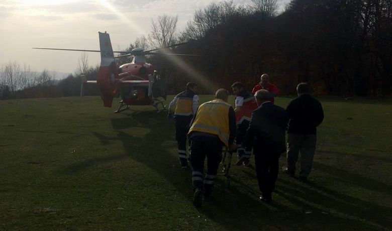 Devrilen Traktörün Altında KalanŞahıs Ambulans Helikopterle Hastaneye Kaldırıldı - Samsun'da devrilen traktörün altında kalarak yaralanan bir kişi ambulans helikopter ile hastaneye kaldırıldı.