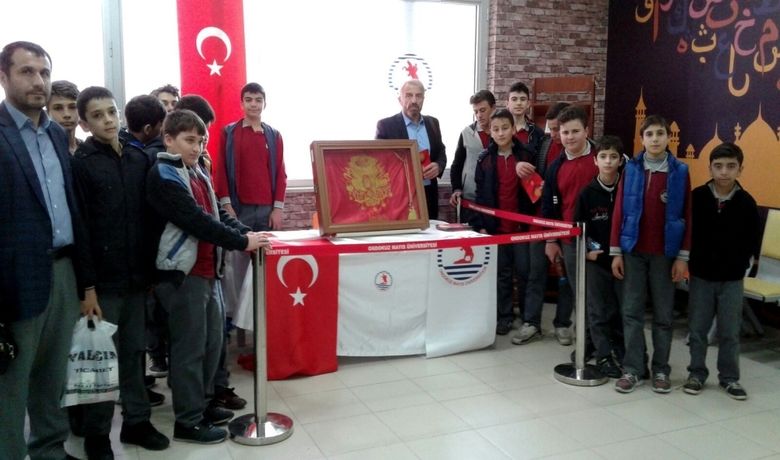 57. Alay Sancağı Okullarda Sergileniyor - Ondokuz Mayıs Üniversitesine (OMÜ) bir yıl süreyle Çanakkale Onsekiz Mart Üniversitesi tarafından teslim ve emanet edilen 57. Alay Sancağı bu sefer ilköğretim öğrencileri ile buluştu.