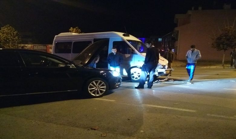 Minibüs İle Otomobil Çarpıştı: 1 Yaralı - Samsun’un Bafra ilçesinde otomobil ile minibüsün çarpıştığı kazada 1 kişi yaralandı.