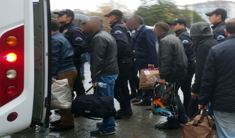 Samsun'da Fetö'den 7 Tutuklama, 10 Adli Kontrol - Samsun’da, Fetullahçı Terör Örgütü/Paralel Devlet Yapılanması (FETÖ/PDY) soruşturmasında örgütün gizli haberleşme ağı olan ByLock kullandıkları tespit edilen 17 kişiden 7'si mahkemece tutuklanırken, 10 kişi ise adli kontrol şartıyla serbest bırakıldı.