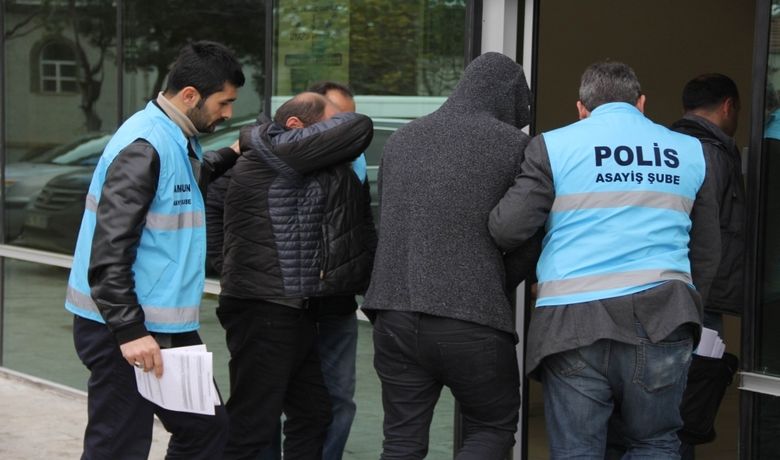 Çalıntı Otomobil Şüphelileri Serbest - İstanbul'dan çalınan bir otomobilin parçalanarak Samsun'da satılmasıyla ilgili gözaltına alınan 2 kişiden 1'i savcıya ifade verdikten sonra, diğeri ise mahkemece adli kontrol şartıyla serbest bırakıldı.