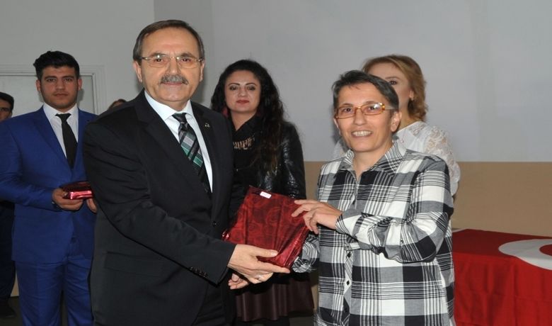"Dolur Anne" Birinci Oldu - Samsun’un Bafra ilçesinde "24 Kasım Öğretmenler Günü" dolayısıyla düzenlenen öykü yarışmasında dereceye giren öğretmenlere ödülleri verildi.