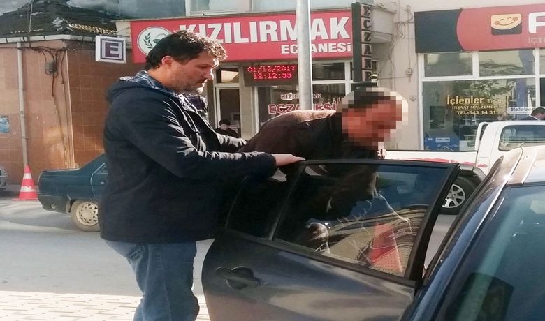 3 Kişiyi TuzağınaDüşüren Dolandırıcılık Şüphelisi Serbest - Samsun’un Bafra ilçesinde "Oğlunun bana borcu var" diyerek 86 yaşındaki kadını 3 bin 60 lira, suyu kesilen bir aileyi de belediyeden geldiğini ileri sürerek 900 lira dolandırdığı gerekçesiyle adliyeye çıkarılan şüpheli, mahkemece serbest bırakıldı.