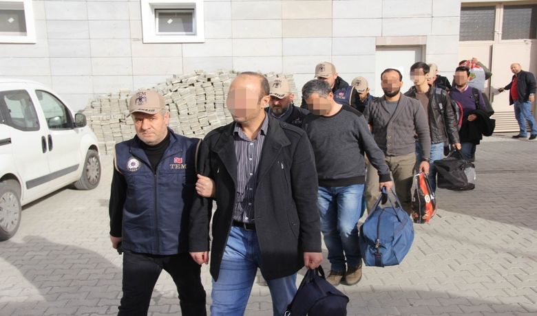 Samsun'da Fetö'den 6 Asker Adliyeye Sevk Edildi - Samsun'da, Fetullahçı Terör Örgütü/Paralel Devlet Yapılanması (FETÖ/PDY) soruşturmasında kapsamında gözaltına alınan 4'ü muvazzaf, 1'i açıkta ve 1'i emekli 6 asker adliyeye sevk edildi.
