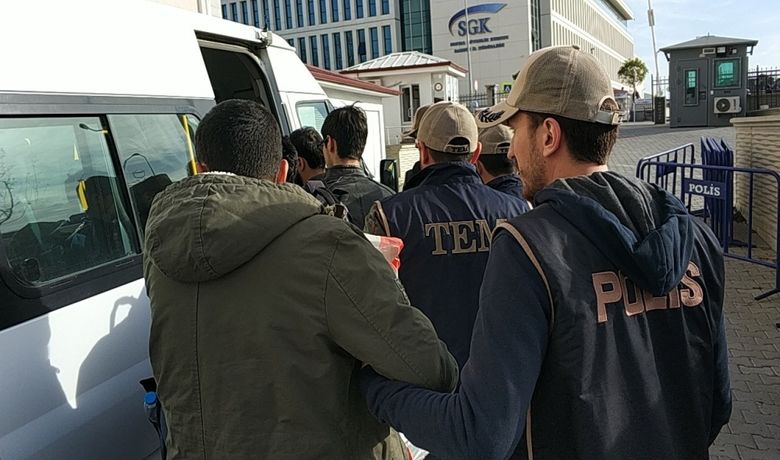 Samsun'da Fetö'den 3 Asker Tutuklandı - Samsun'da, Fetullahçı Terör Örgütü/Paralel Devlet Yapılanması (FETÖ/PDY) soruşturmasında kapsamında gözaltına alınan 6 askerden 3'ü mahkemece tutuklanarak cezaevine gönderilirken, 3 asker ise mahkemece adli kontrol şartıyla serbest bırakıldı.