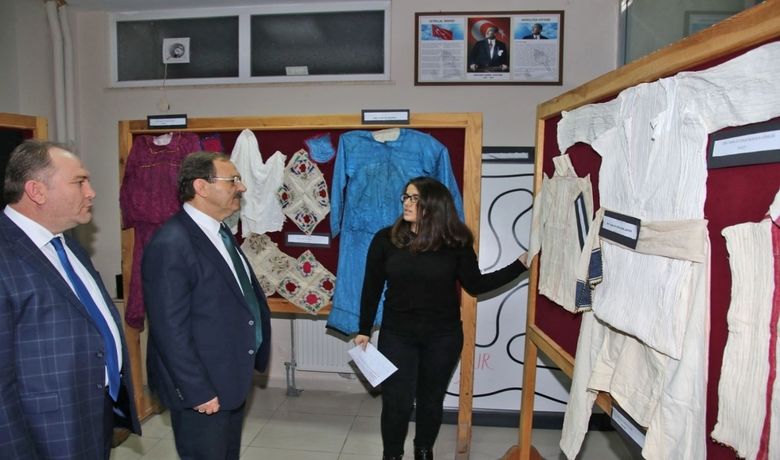 Başkan Şahin, Göçmen Sergisini Gezdi - Bafra Belediye Başkanı Zihni Şahin, Bafra Altınkaya Anadolu Lisesinde göçmen eşyaları ve fotoğraf sergisini gezdi.