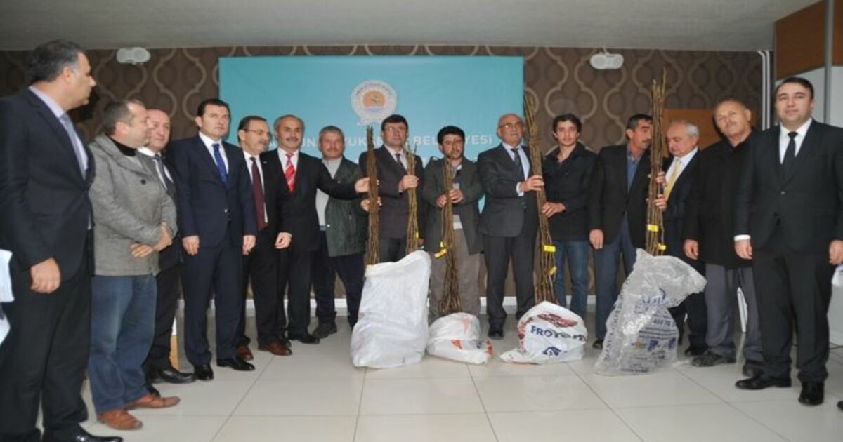 Büyükşehir Belediyesi 2 Bin Ceviz Fidanı Dağıttı Büyükşehir Belediye Başkanı Yusuf Ziya Yılmaz: “zenginleşerek, Etrafımızda Gücümüzü Sınayan Hainlere Karşı Dik Duracağız"