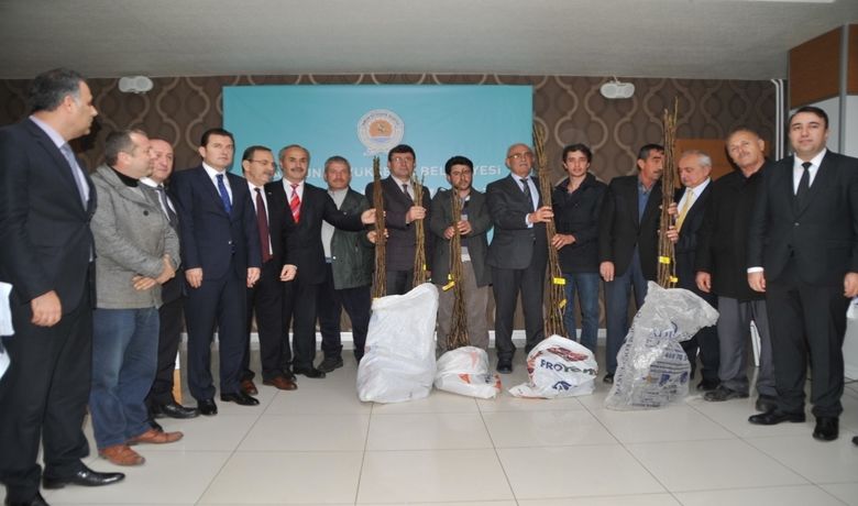 Büyükşehir Belediyesi 2 Bin Ceviz Fidanı Dağıttı Büyükşehir Belediye BaşkanıYusuf Ziya Yılmaz: “zenginleşerek, Etrafımızda Gücümüzü Sınayan Hainlere Karşı Dik Duracağız" - Samsun Büyükşehir Belediyesi tarafından Bafra ilçesinde çiftçilere 2 bin adet sertifikalı ceviz fidanı dağıtıldı.