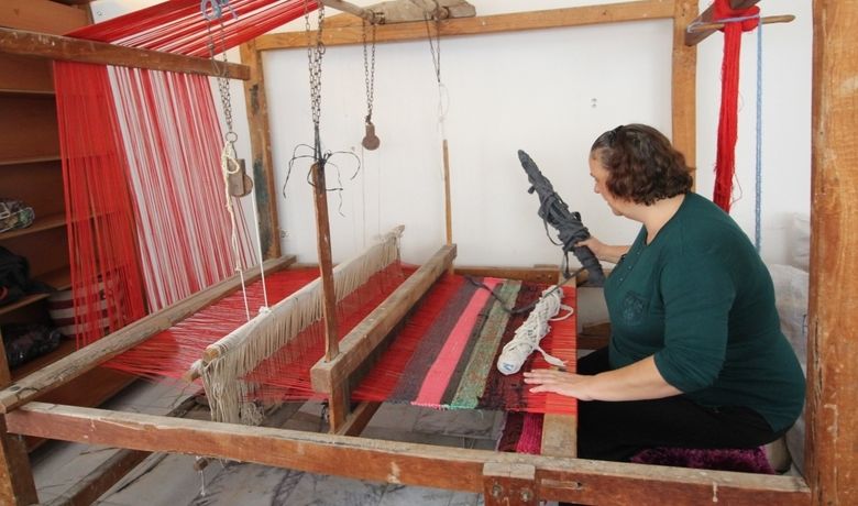 Bafra’da Kirkitli Kilim Kursu - Samsun’un Bafra ilçesinde unutulmaya yüz tutmuş el sanatlarını canlandırmak amacıyla kirkitli kilim kursu açıldı.