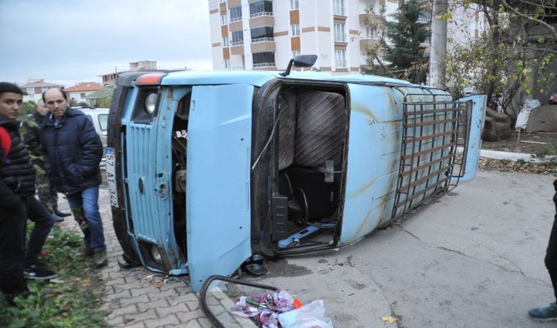 İki Aracın Çarpıştığı Kaza Maddi Hasarla Atlatıldı - Samsun’un Bafra ilçesinde minibüs ile hafif ticari aracın çarpıştığı kaza maddi hasarla atlatıldı.
