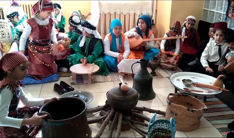 Minik Öğrenciler Geçmişini Unutmadı Minik ÖğrencilerAçtıkları Sergi İle Okullarını Müzeye Dönüştürdüler - Samsun Bafra Şehit Burak Perçin İlkokulu 4. sınıf öğrencileri "Geçmişimi Unutmuyorum, Kendimi Tanıyorum Projesi" kapsamında okullarında mini bir sergi açtılar.