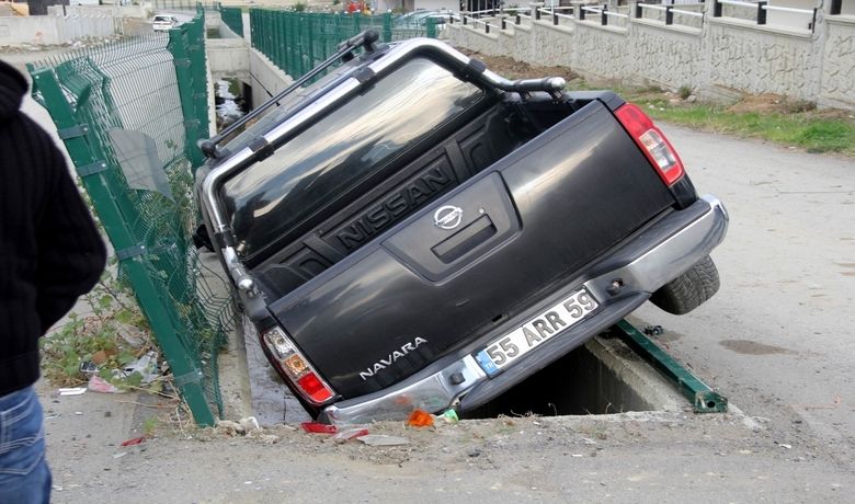 Kanal Üzerine Asılı Kaldı - Samsun’da meydana gelen trafik kazasında bir pikap su kanalında asılı kaldı.