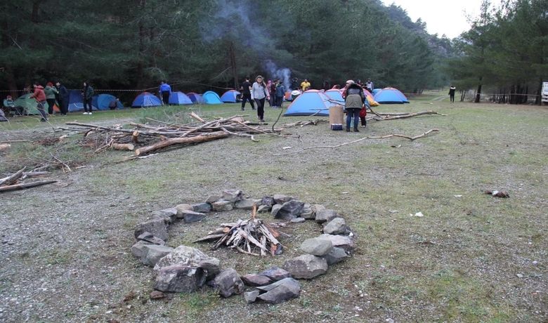 Doğaseverlerden Kışa Merhaba Kampı - Türkiye Bisikletliler Derneği Bafra Temsilciliği tarafından, Bafra Belediyesinin desteği ile Altınkaya Barajı piknik alanında doğa kampı düzenlendi.