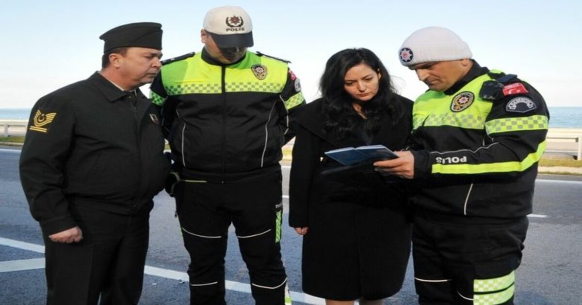 Kadın Kaymakam Kontrol Noktasında Denetleme Yaptı