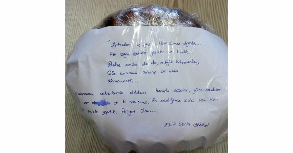 Minik Öğrencilerden Askerlere Duygulandıran Hediyeler Minik Buğlem Askerler İçin Kurabiye Yaptı Minik Öğrencinin Askerler İçin Yaptığı Kekin Üzerine Yapıştırdığı Not Duygulandırdı