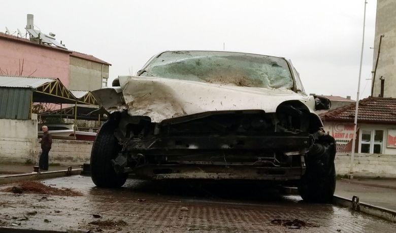 Çocuklarını Okula Götüren BabaKaza Yaptı: 4 Yaralı - Samsun'un Bafra ilçesinde bir traktörün römorkuna çarpan otomobilde bulunan 4 kişi yaralandı.