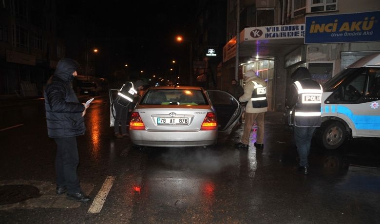Bafra'da Huzur Operasyonu - Samsun'un Bafra ilçesinde, "Türkiye Huzur-8" uygulaması kapsamında sabit noktalarda ve umuma açık alanlarda denetimler yapıldı.