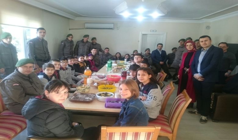 Öğrenciler Asker Ağabeylerini Unutmadı - Samsun'un Bafra ilçesinde bir ortaokul öğrencileri asker ağabeylerine hazırladıkları yiyecekleri kendi elleriyle ikram ettiler.