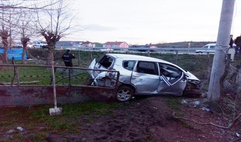 Otomobil Bahçeye Uçtu: 3 Yaralı - Samsun’un Alaçam ilçesinde otomobilin bir evin bahçesine uçması sonucu meydana gelen kazada 3 kişi yaralandı.