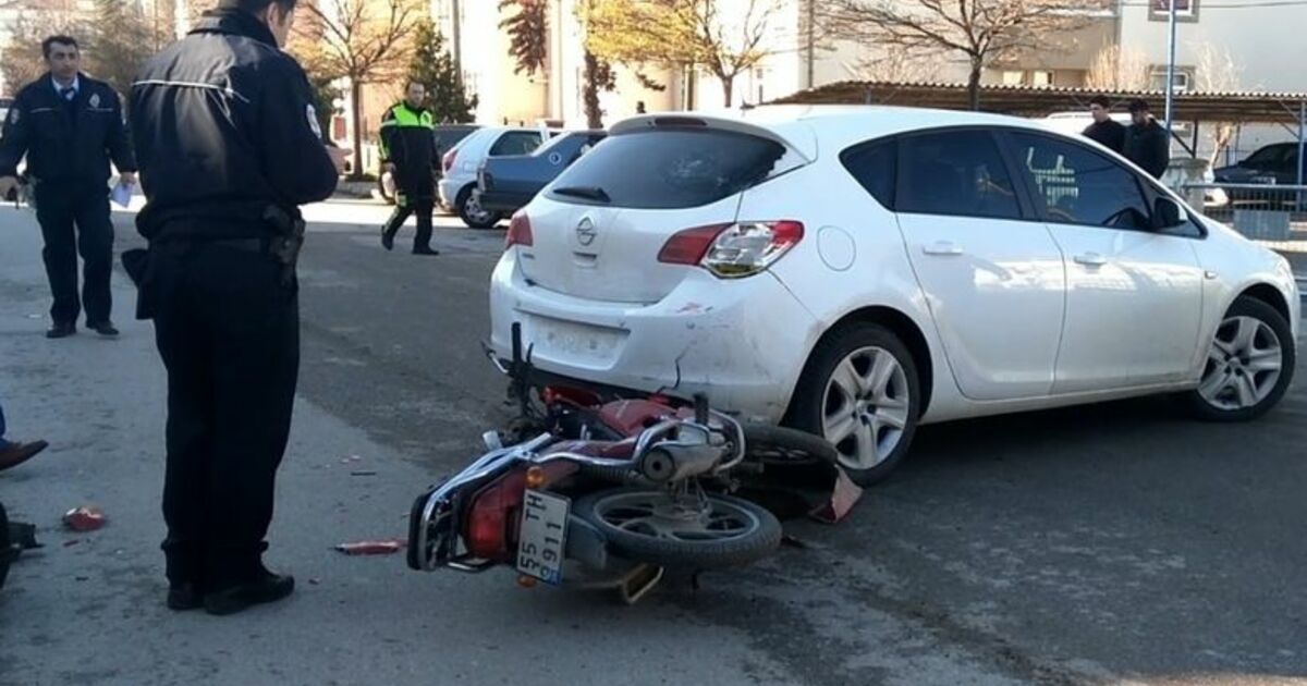 Otomobile Çarpan Motosiklet Sürücüsü Yaralandı