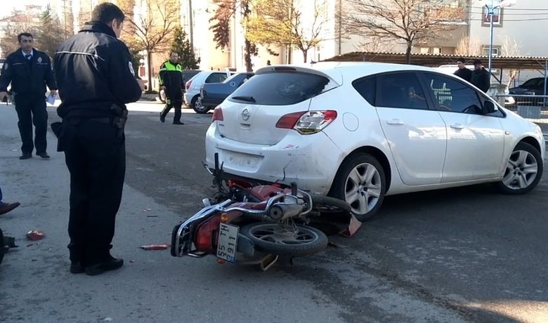 Otomobile Çarpan Motosiklet Sürücüsü Yaralandı - Samsun’un Bafra ilçesinde park yerinden çıkan otomobile çarpan motosiklet sürücüsü yaralandı.