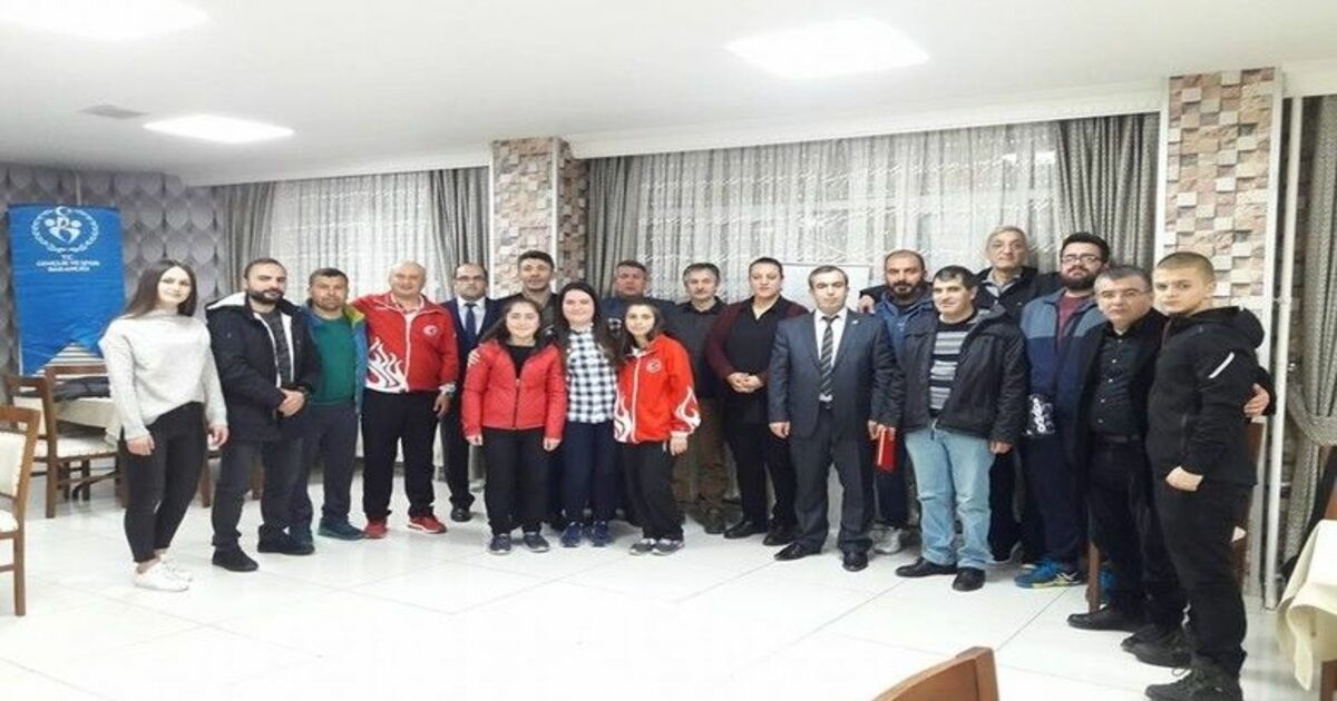 Başarılı Sporcu Ve Antrenörlere Plaket