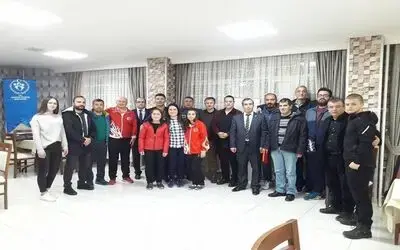 Başarılı Sporcu Ve Antrenörlere Plaket