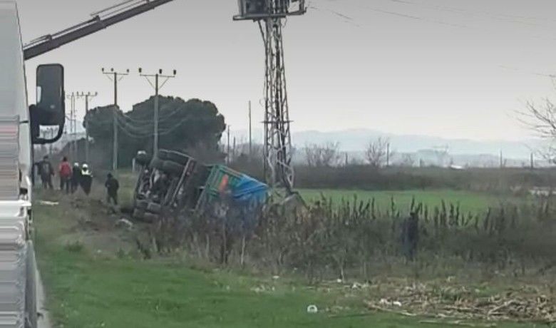 Devrilen Tırdan Yara Almadan Kurtuldu - Samsun'un Bafra ilçesinde tırın şarampole devrildiği kazada sürücü yara almadan kurtuldu.