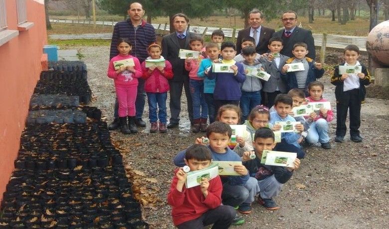 Doğa Dostu Öğrenciler Rozetlerini Aldı - Bafra TEMA Vakfı ve Bafra İlçe Milli Eğitim Müdürlüğünün birlikte yürüttüğü “Bir Niyet Bin Tohum Projesi” kapsamında meşe palamutlarının toplanması, tüplerinin korunması ve bakımını Evrenuşağı İlkokulu üstlenerek doğa dostu oldu.