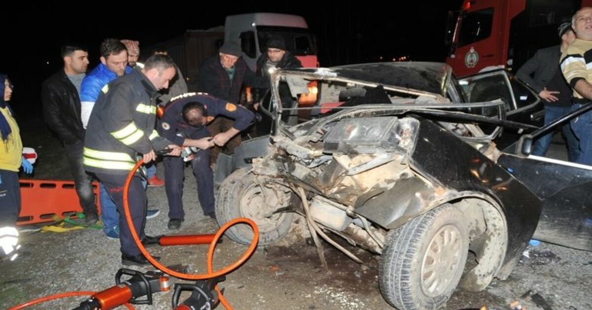 Traktör Römorkuna Çarpan Otomobil Hurdaya Döndü: 3 Yaralı